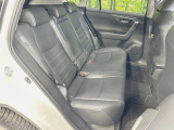【黒革シート】上質な本革を使用し、高級感あふれる黒革シート。常に体に触れる部分だから、座り心地の良さにはこだわりたいですね♪汚れの付着や劣化を抑制する内装コーティング施工もおススメですよ♪