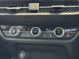 オートエアコンは運転席側と助手席側でそれぞれ自由に温度設定ができます。冬でも快適にドライブできるシートヒーター付きです。