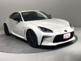 車の下廻りもリフトに上げて認定検査員が、細部までチェックをしています。安心してお乗りいただけるトヨタ認定中古車です。