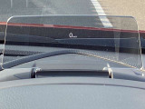 運転視界の遠方上方に虚像を投影することで前を見ながら情報の視認ができます。本当にドライバーが必要な情報を適切に伝え、楽しんで頂くことを考えた新世代装備です。※虚像は1.5m前方に浮かぶイメージです。
