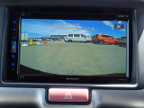 バックカメラ装備しております。駐車時に大変役に立ちますよ。駐車が苦手な方にも便利機能です。