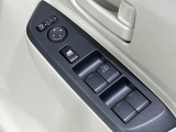 【電動格納ミラー】サイドミラーは電動格納式となっており、狭い駐車場でもキズがつくリスクを抑えられます。