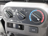 マニュアルエアコンのお車です!直感的な操作で車内の温度を調節することができます!