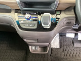 足元スッキリ、インパネシフトです。パーキングブレーキはフットブレーキタイプなので、運転席と助手席の間がスッキリしています。