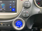 【オートエアコン】一度お好みの温度に設定すれば、車内の温度を検知し風量や温度を自動で調整。暑い&hellip;寒い&hellip;と何度もスイッチ操作をする必要はありません。快適な車内空間には必須の機能ですね♪
