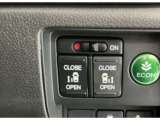 【両側パワースライドドア】両側がパワースライドドアになっており、運転席のスイッチやスマートキーでも開閉が可能です!開口部も広いので乗り降りも楽々♪