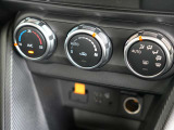 オートエアコン 自動車室内の希望温度を設定すると、自動的にヒーターやクーラーの温度調整や風量調整などを行ってくれる快適装備です!冬場に嬉しいシートヒーターも装着されています★☆★☆