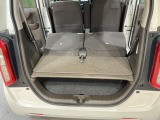 後席背もたれを倒せばちょっと大きめの荷物や長いものを積みたい時に便利です。