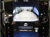 後方映像を11.6インチディスプレイに表示し、ステアリング連動ガイドラインが駐車をサポート。さらに後退時はリヤ4センサーが障害物を検知し、必要に応じてブレーキが作動します。