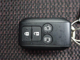 とっても便利なスマートキーシステム装備。携帯するだけでドア等の施錠・開錠・エンジン始動が可能なスマートキーシステムです。