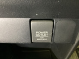 アクセサリーソケットはUSBのアダプターなどをつければ、スマホの充電にも使えます。周辺には物が置けるボックスがついています。