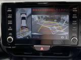 全周囲の画像が表示されます。 運転席から見づらい個所なども、上空から見たような映像で確認できます。  映像の切替もでき、後方確認だけでなく大変便利な機能です。