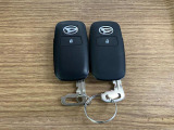 【スマートキー】 スマートキーを携帯していれば、ドアハンドルのボタンを押すだけでロックの解除ができます。