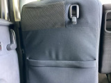 【シートバックポケット】すぐ手に取りたいアイテムをスマートにしまっておけます。限られた空間を有効に活用でき、長距離のドライブでも車内を清潔感のある落ち着いた状態に保ってくれる実用的な機能です。