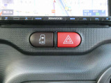 ハザードスイッチとパワースライドの操作はセンターにあるので、運転席からも助手席からも操作ができます。