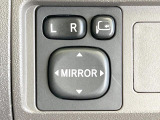 【電動格納ミラー】サイドミラーは電動格納式となっており、狭い駐車場でもキズがつくリスクを抑えられます。