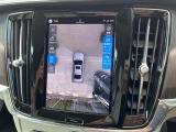 【360&deg;ビューカメラ】4台の高解像度カメラで360度の鳥瞰図を表示。隣の車や壁、死角にある障害物などを画面で確認できるため、狭いスペースでの駐車・出入りも安心です。