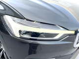 【LEDヘッドライト】ハイビームを先行車や対向車にあてず、その両サイドではハイビーム照射を維持。見える範囲が段違いに広くなりました。北欧神話に登場するトールハンマーをモチーフにデザイン。