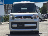 天井も両サイドも真っ直ぐなBOX型のボディだから、頭上も肩まわりも余裕たっぷり。開放感のあるリラックス空間で、運転中の動作もラクラクです。