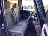 フロントシートはベンチシートです。ベンチシ―トは運転席と助手席の移動もスムーズ!狭い駐車場での乗り降りに便利です。