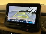 リバースギアに入れるだけで後方の表示へ切り替わります。夜間や雨の日の駐車も楽になりますよ。