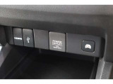 USBオーディオ用ソケットがついていますので携帯電話などを接続すれば音楽等の再生が可能です!充電用ソケットもございます!