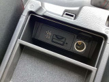 センターコンソール内にUSB端子2個&AUXミニジャック1個 ミュージックプレーヤー接続でお気に入りの音楽を楽しむことが出来ます♪USB端子接続で可能な端末充電を同時に2個行うことが出来ます。