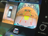 【マルチテレインモニター】車のフロントやサイドのカメラ画像を同時にモニター表示することで、悪路や狭い道を走行時でも周囲の状況確認ができ安心!本格SUVにうれしい装備です♪