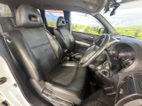 運転席シート廻りは使用感も少なく、良好な状態となっています。前オーナー様が丁寧に使っていたことがよくわかりますね。