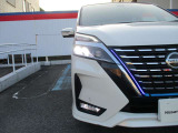 夜間走行の視界を確保! LEDヘッドランプ