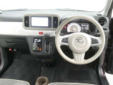 運転席からの視界はこんな感じです☆お気軽にご来店いただき、実際に座って是非お確かめください。ドライバーに寄り添う快適な操作フィールをもたらすステアリングです。