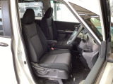 フロント広々、セパレートシートの運転席は、ハイトアジャスターが付いているので、快適にドライブができます。ハンドルはテレスコピック機能で、ハンドル位置を上・下・手前・奥に調節できます。