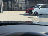 必要な情報を投影するヘッドアップディスプレイ(運転席前のガラス等に車速やナビ情報を投影する機能)。視線移動を抑え、速度やナビのルート案内、安全警告を直感的に確認。長距離運転でも疲れません。