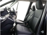 高いホールド性で運転姿勢が安定します。長距離ドライブでも疲れにくいのが魅力です。快適なドライビングライフをお送りください♪