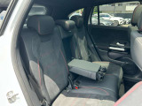 メルセデス・ベンツの定める厳しい基準をクリアしたお車のみをご案内させて頂きます。納車前整備はメーカー規定に基づき当店3Fの指定工場で入念に行なわれます。熟練のメカニックがお客様のお車を整備致します。