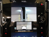 左右のサイドカメラ映像を同時に表示し、車両周囲の死角をしっかりカバー。狭い道や駐車時の接触リスクを減らし、安心して操作できる視界を確保します。