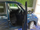 フロントベンチシートが運転席足元もゆったり、広々快適です、助手席へのウォークスルーも楽々可能ですよ☆