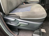 運転席シ-ト座面は上下アジャスタ-付です。お好みの位置に調整可能です。