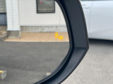 【ブラインドスポットモニター】走行中、ドアミラーの死角になりやすい箇所に後続車が接近するとサイドミラーのレンズに警告を表示!ドライバーに注意喚起をしてくれます。