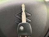 【キーレス】少し離れた場所からでもボタン一つでドアの開錠・施錠ができるのでとっても便利!ドアの鍵穴周りに傷をつけることもありません♪