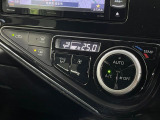 【オートエアコン】一度お好みの温度に設定すれば、車内の温度を検知し風量や温度を自動で調整。暑い&hellip;寒い&hellip;と何度もスイッチ操作をする必要はありません。快適な車内空間には必須の機能ですね♪