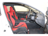 専用設計のHonda TYPE Rシートは、胸郭や大腿部をサポートするワイヤを設け、大きな「面」を作り出すことで高速旋回時の横Gや制動時の前Gからドライバーを効果的にサポートします。