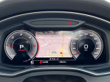 スピードメーターなどの運転に必要な計器とともに、オーディオ・電話の操作画面などを表示。レイアウトはステアリングスイッチで切り替えでき運転に集中しながら必要な情報を瞬時に得ることが可能。