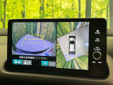【マルチビューカメラシステム】専用のカメラにより、上から見下ろしたような視点で360度クルマの周囲を確認することができます☆死角部分も確認しやすく、狭い場所での切り返しや駐車もスムーズに行えます。