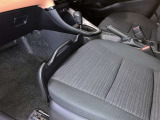ヤリスの「買い物アシストシート」は、助手席に置いた荷物の落下を防ぐための便利な機能です。