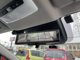 車体の後部にカメラがついていて、その映像がルームミラー内のモニターに表示します。人や荷物などで視界が遮られた時なども確認がしやすいです。