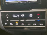 【オートエアコン】一度お好みの温度に設定すれば、車内の温度を検知し風量や温度を自動で調整。暑い&hellip;寒い&hellip;と何度もスイッチ操作をする必要はありません。快適な車内空間には必須の機能ですね♪