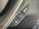 ハンドル右側にはクルーズコントロールのスイッチが装備され運転中の操作も安心して行えます。