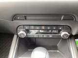 運転席と助手席で独立して温度設定ができる独立フルオートエアコンを搭載。シートヒーターの温度は3段階での調整が可能です。
