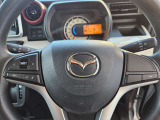 【ステアリングスイッチ】ステアリングスイッチは運転姿勢や視線を崩さずに操作が可能です。左側にはオーディオ類があります。